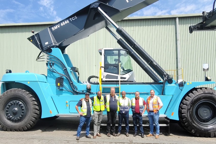 ‘Monster’ reach stacker delivered to C.Steinweg Bridge